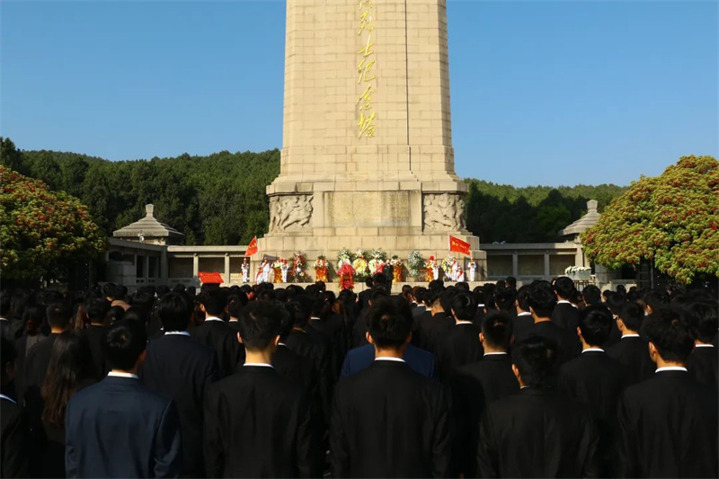 徐州市大中小学情景式思政课在淮海战役烈士纪念塔开讲
